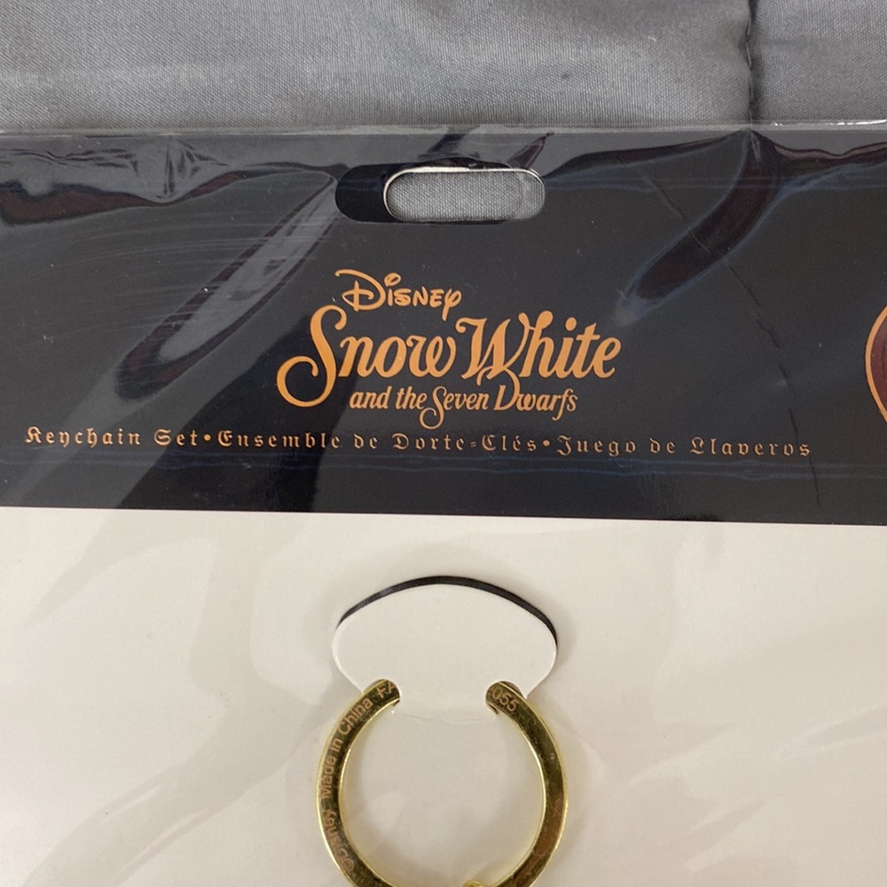 NWT Disney Snow White and the Seven Dwarfs 85th anniversary 3 keychain set - Picture 6 of 7